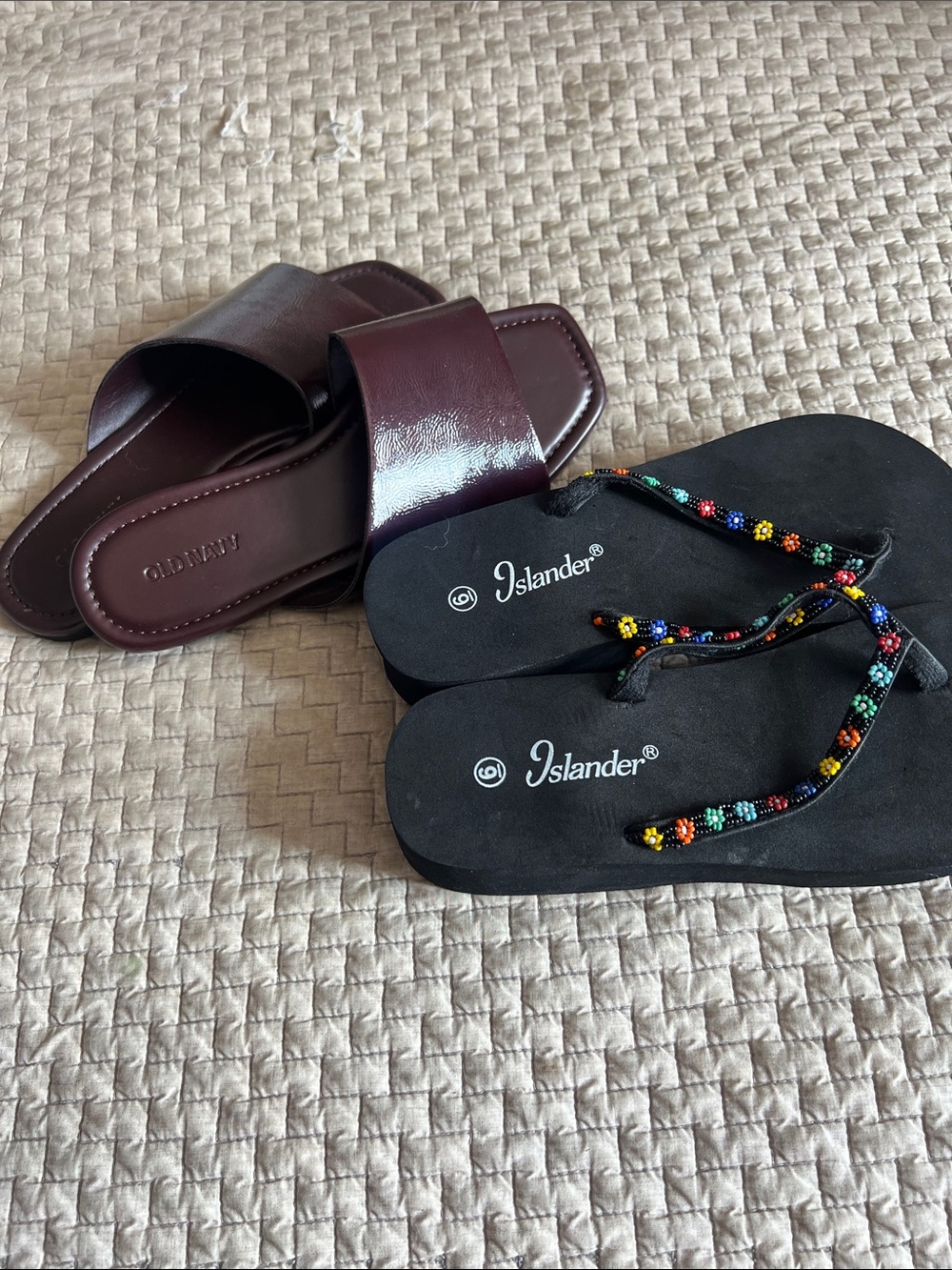 Women’s set of 2 sandals. old navy sandals and beach thong sandals. Size 6!